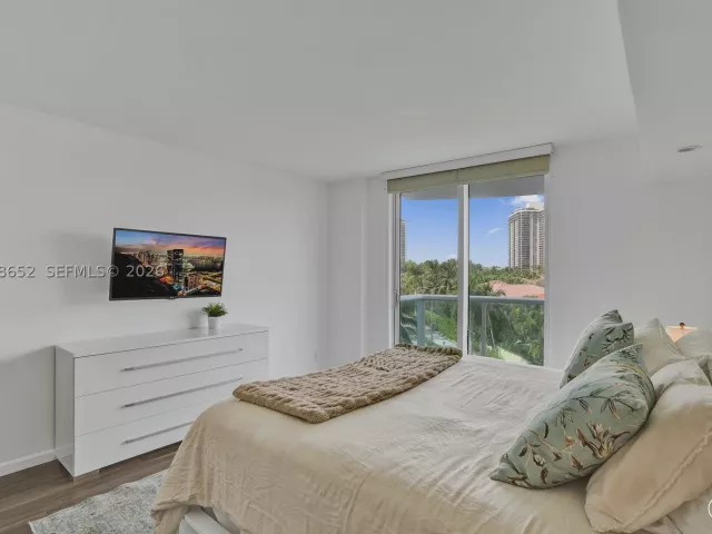 2-bedroom condo for sale in Sunny Isles Beach - 19370 Collins Ave 426 - MondialRealty