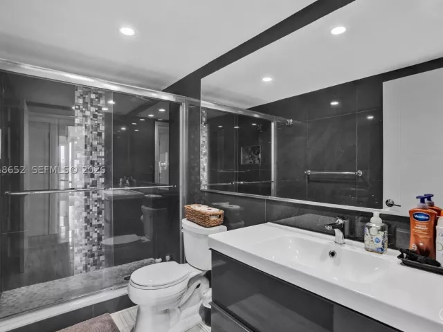 2-bedroom condo for sale in Sunny Isles Beach - 19370 Collins Ave 426 - MondialRealty