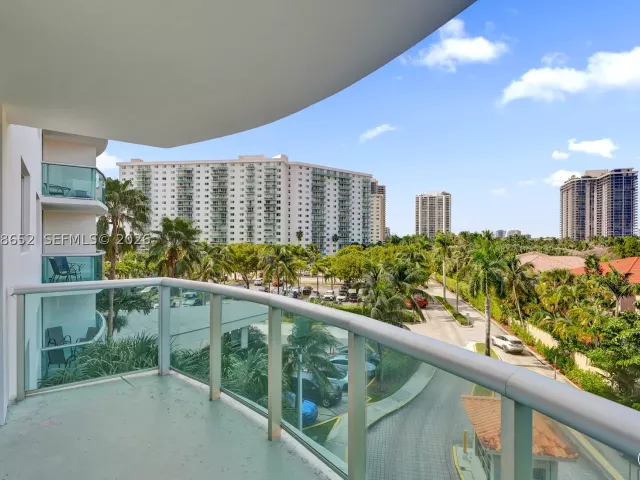 2-bedroom condo for sale in Sunny Isles Beach - 19370 Collins Ave 426 - MondialRealty