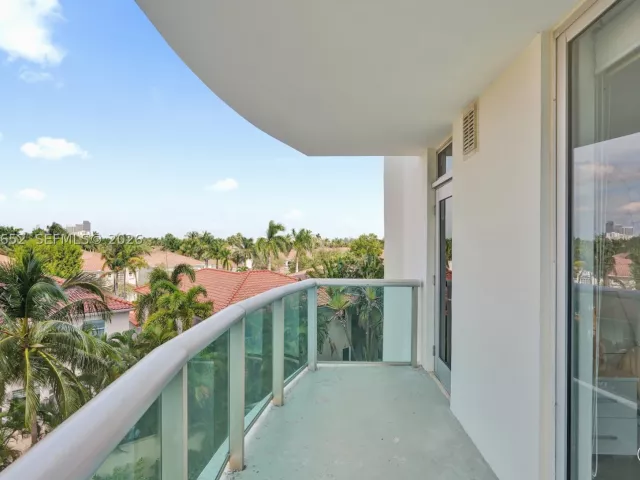 2-bedroom condo for sale in Sunny Isles Beach - 19370 Collins Ave 426 - MondialRealty