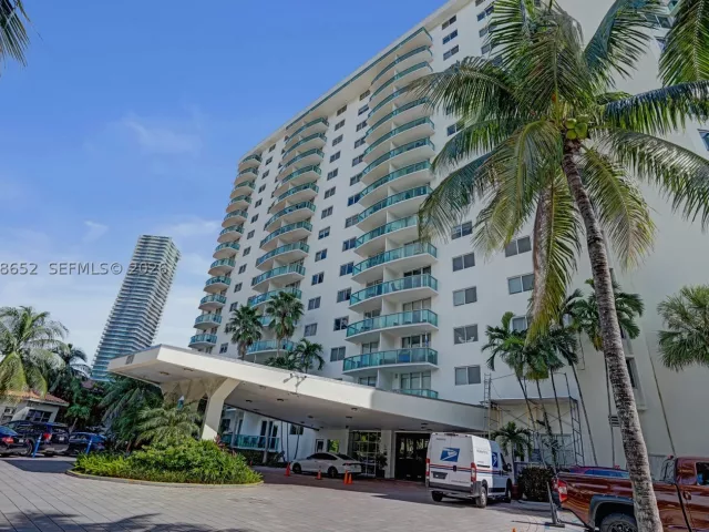 2-bedroom condo for sale in Sunny Isles Beach - 19370 Collins Ave 426 - MondialRealty