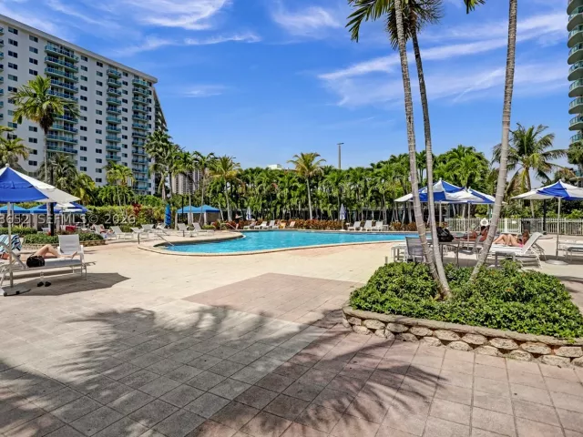 2-bedroom condo for sale in Sunny Isles Beach - 19370 Collins Ave 426 - MondialRealty