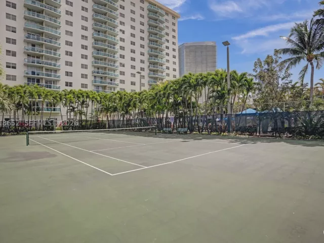 2-bedroom condo for sale in Sunny Isles Beach - 19370 Collins Ave 426 - MondialRealty