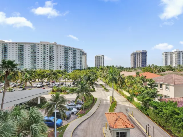 2-bedroom condo for sale in Sunny Isles Beach - 19370 Collins Ave 426 - MondialRealty