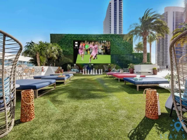 3-bedroom condo for sale in Hollywood - 4010 S Ocean Dr R2708 - MondialRealty