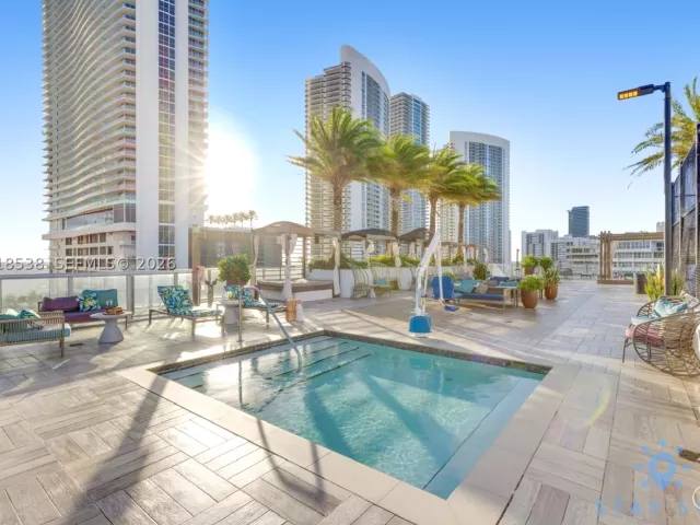 3-bedroom condo for sale in Hollywood - 4010 S Ocean Dr R2708 - MondialRealty