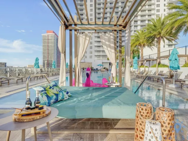 3-bedroom condo for sale in Hollywood - 4010 S Ocean Dr R2708 - MondialRealty