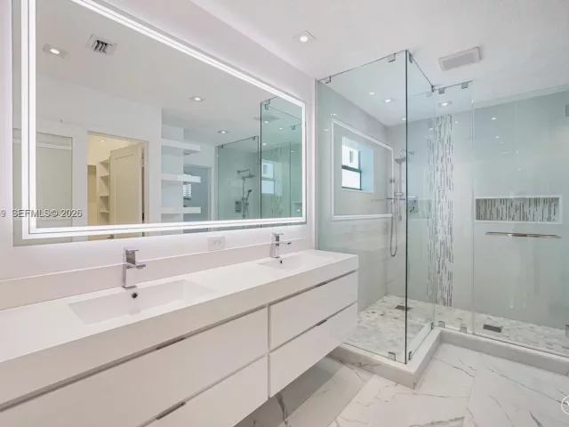 5-bedroom home for rent in Miami - 4604 SW 159th Ave 0 - MondialRealty