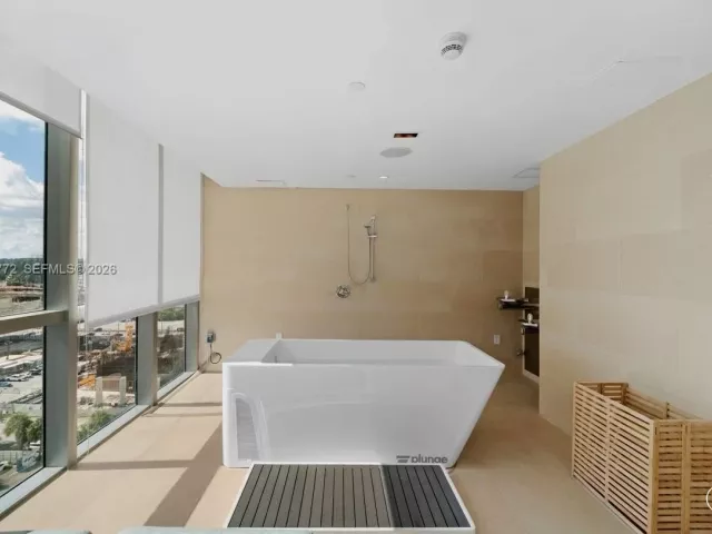 1-bedroom condo for sale in Miami - 900 Biscayne Blvd 4205 - MondialRealty
