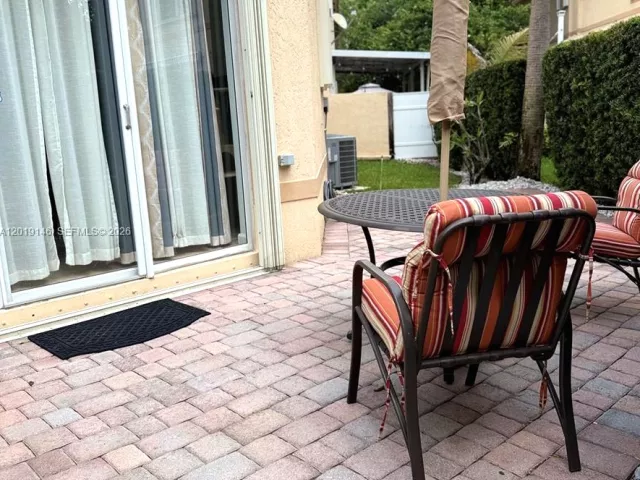 3-bedroom home for sale in Pembroke Pines - 724 NW 170th Ter - MondialRealty