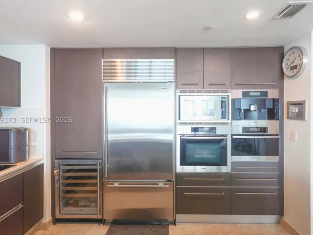 3-bedroom condo for sale in Sunny Isles Beach - 17001 Collins Ave 2805 - MondialRealty