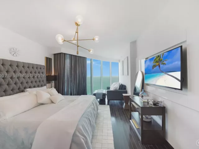 3-bedroom condo for sale in Sunny Isles Beach - 17001 Collins Ave 2805 - MondialRealty