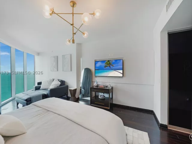 3-bedroom condo for sale in Sunny Isles Beach - 17001 Collins Ave 2805 - MondialRealty
