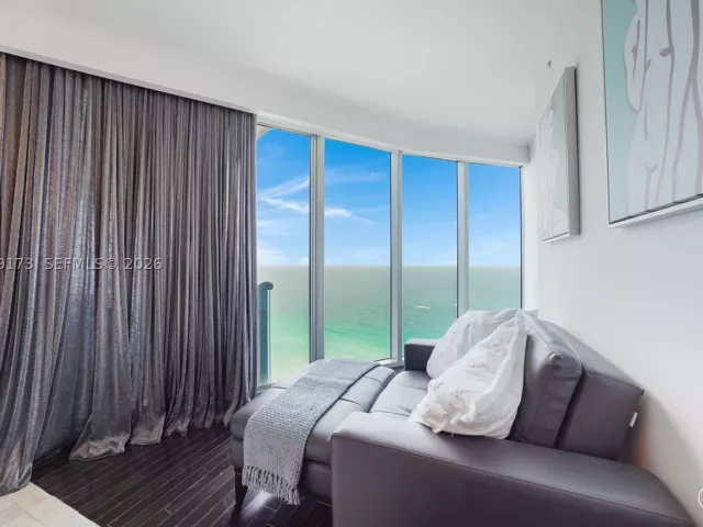 3-bedroom condo for sale in Sunny Isles Beach - 17001 Collins Ave 2805 - MondialRealty