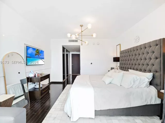 3-bedroom condo for sale in Sunny Isles Beach - 17001 Collins Ave 2805 - MondialRealty
