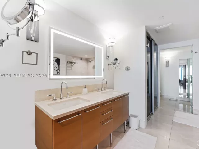 3-bedroom condo for sale in Sunny Isles Beach - 17001 Collins Ave 2805 - MondialRealty