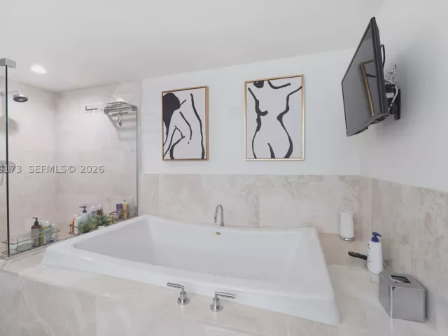 3-bedroom condo for sale in Sunny Isles Beach - 17001 Collins Ave 2805 - MondialRealty