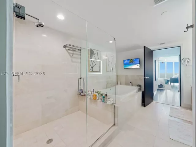 3-bedroom condo for sale in Sunny Isles Beach - 17001 Collins Ave 2805 - MondialRealty