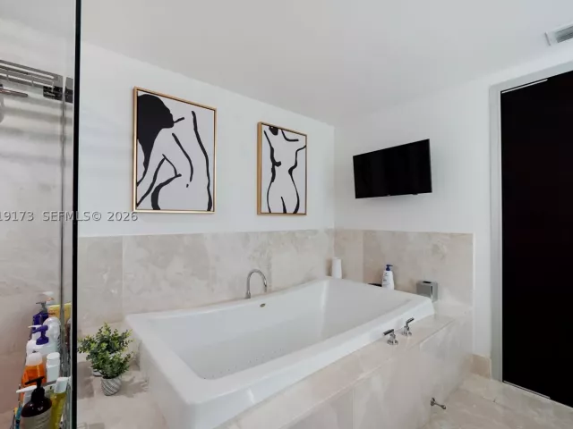 3-bedroom condo for sale in Sunny Isles Beach - 17001 Collins Ave 2805 - MondialRealty