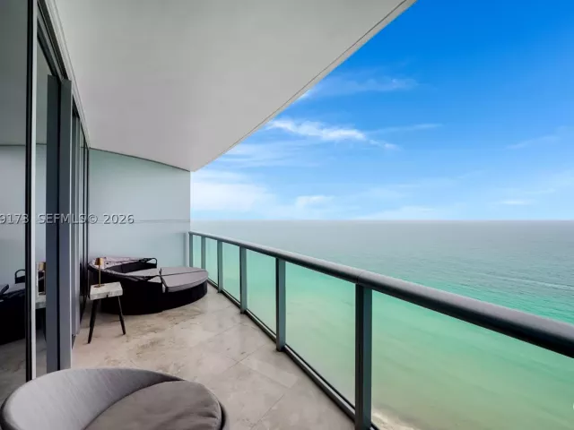 3-bedroom condo for sale in Sunny Isles Beach - 17001 Collins Ave 2805 - MondialRealty