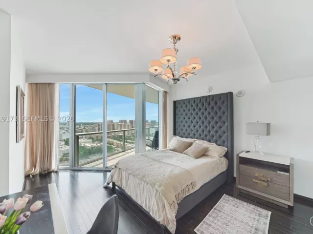3-bedroom condo for sale in Sunny Isles Beach - 17001 Collins Ave 2805 - MondialRealty