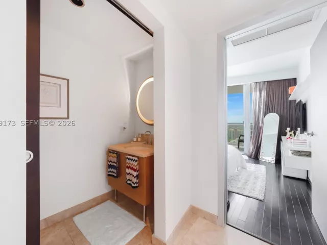 3-bedroom condo for sale in Sunny Isles Beach - 17001 Collins Ave 2805 - MondialRealty
