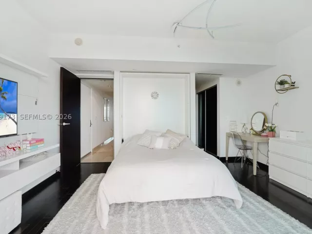 3-bedroom condo for sale in Sunny Isles Beach - 17001 Collins Ave 2805 - MondialRealty