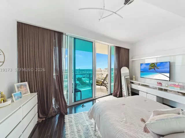 3-bedroom condo for sale in Sunny Isles Beach - 17001 Collins Ave 2805 - MondialRealty