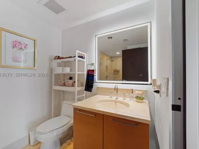 3-bedroom condo for sale in Sunny Isles Beach - 17001 Collins Ave 2805 - MondialRealty