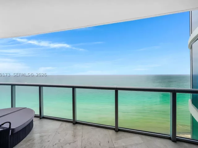 3-bedroom condo for sale in Sunny Isles Beach - 17001 Collins Ave 2805 - MondialRealty