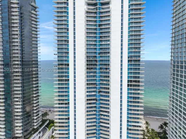 3-bedroom condo for sale in Sunny Isles Beach - 17001 Collins Ave 2805 - MondialRealty
