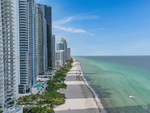 3-bedroom condo for sale in Sunny Isles Beach - 17001 Collins Ave 2805 - MondialRealty