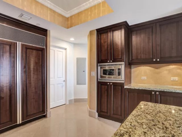3-bedroom condo for sale in Sunny Isles Beach - 17875 Collins Avenue Apt 3103 - MondialRealty
