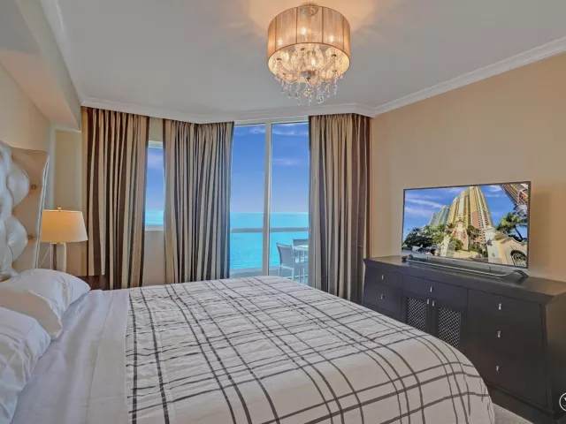 3-bedroom condo for sale in Sunny Isles Beach - 17875 Collins Avenue Apt 3103 - MondialRealty