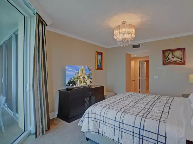 3-bedroom condo for sale in Sunny Isles Beach - 17875 Collins Avenue Apt 3103 - MondialRealty