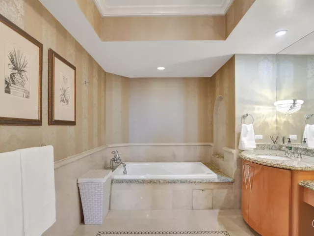 3-bedroom condo for sale in Sunny Isles Beach - 17875 Collins Avenue Apt 3103 - MondialRealty