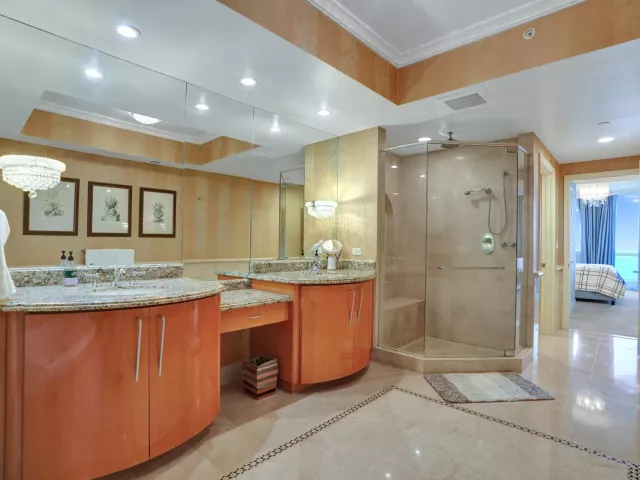 3-bedroom condo for sale in Sunny Isles Beach - 17875 Collins Avenue Apt 3103 - MondialRealty