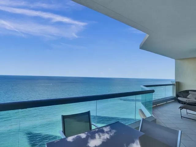 3-bedroom condo for sale in Sunny Isles Beach - 17875 Collins Avenue Apt 3103 - MondialRealty