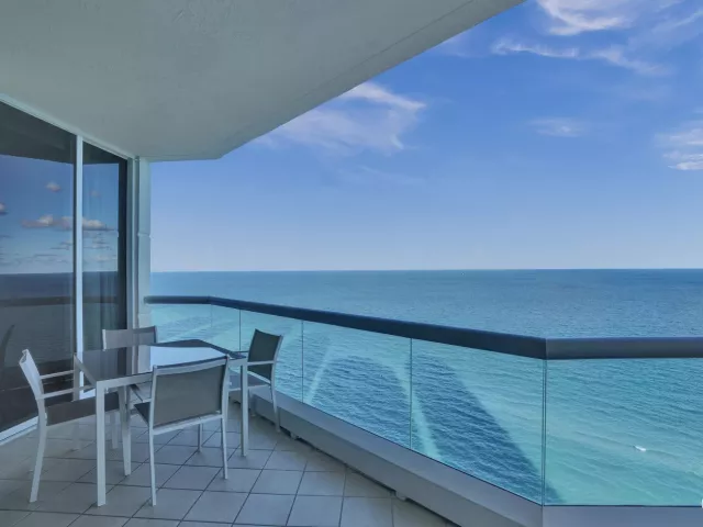 3-bedroom condo for sale in Sunny Isles Beach - 17875 Collins Avenue Apt 3103 - MondialRealty