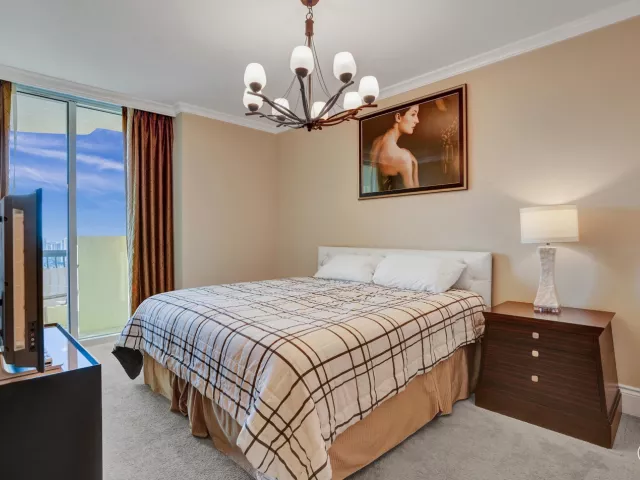 3-bedroom condo for sale in Sunny Isles Beach - 17875 Collins Avenue Apt 3103 - MondialRealty