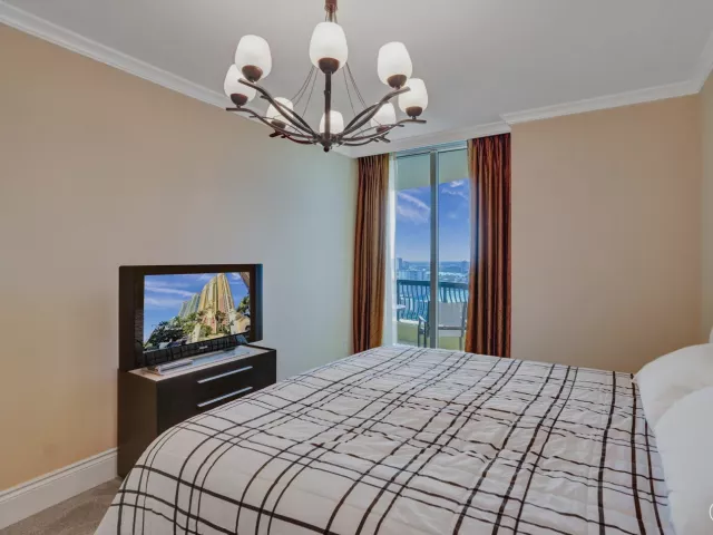 3-bedroom condo for sale in Sunny Isles Beach - 17875 Collins Avenue Apt 3103 - MondialRealty