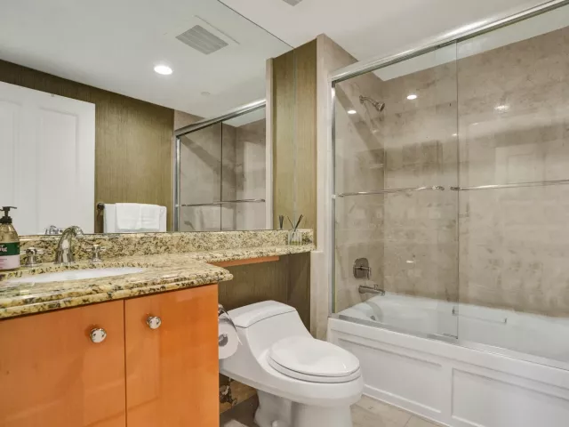 3-bedroom condo for sale in Sunny Isles Beach - 17875 Collins Avenue Apt 3103 - MondialRealty