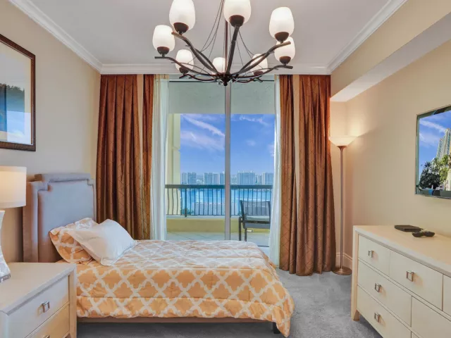 3-bedroom condo for sale in Sunny Isles Beach - 17875 Collins Avenue Apt 3103 - MondialRealty
