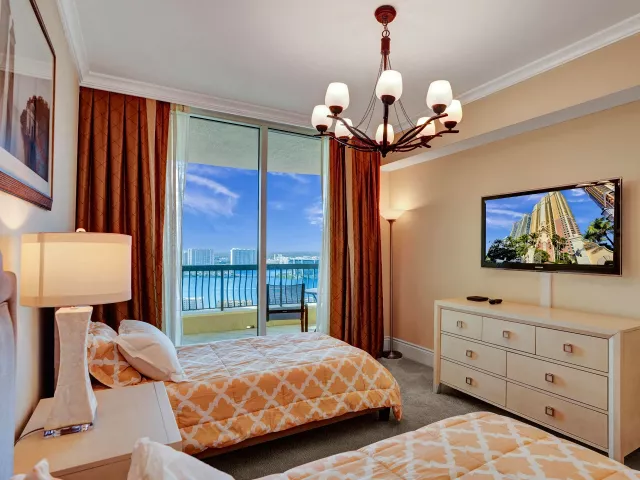 3-bedroom condo for sale in Sunny Isles Beach - 17875 Collins Avenue Apt 3103 - MondialRealty