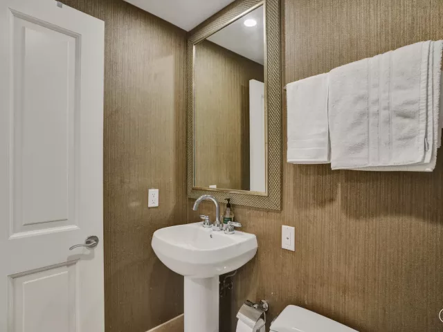 3-bedroom condo for sale in Sunny Isles Beach - 17875 Collins Avenue Apt 3103 - MondialRealty