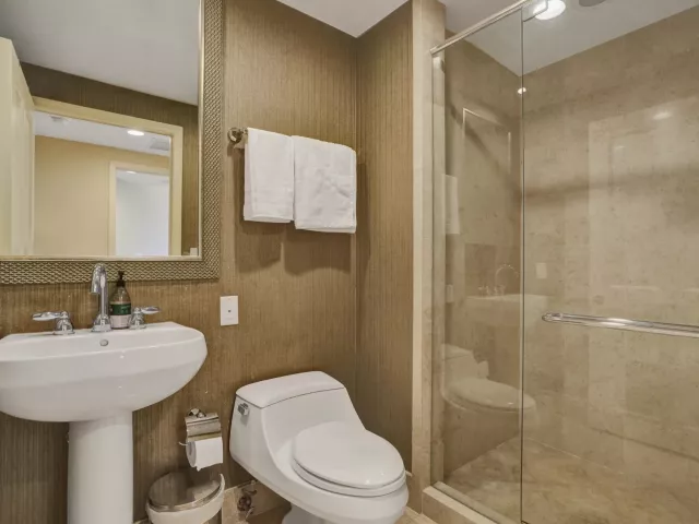 3-bedroom condo for sale in Sunny Isles Beach - 17875 Collins Avenue Apt 3103 - MondialRealty