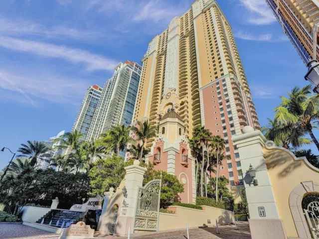 3-bedroom condo for sale in Sunny Isles Beach - 17875 Collins Avenue Apt 3103 - MondialRealty