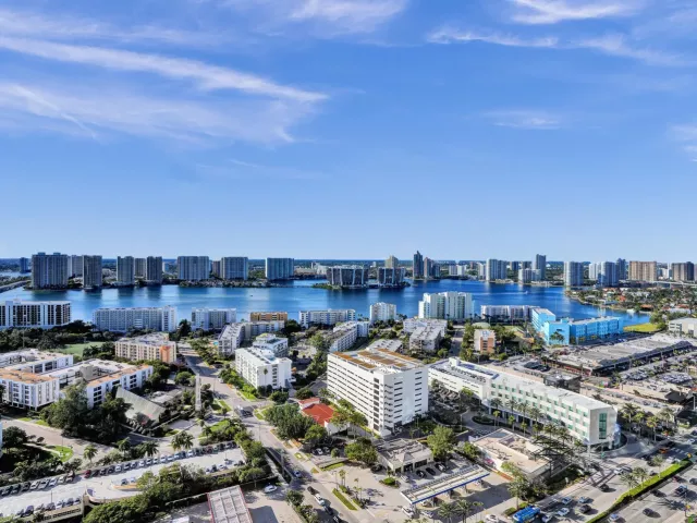 3-bedroom condo for sale in Sunny Isles Beach - 17875 Collins Avenue Apt 3103 - MondialRealty