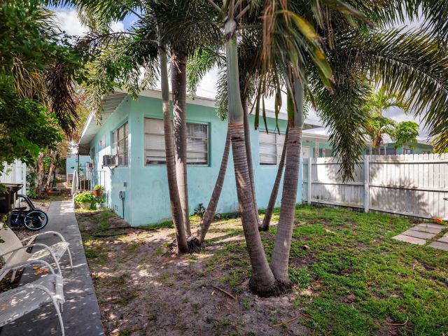 5-bedroom home for sale in West Palm Beach - 258 Conniston Road - MondialRealty