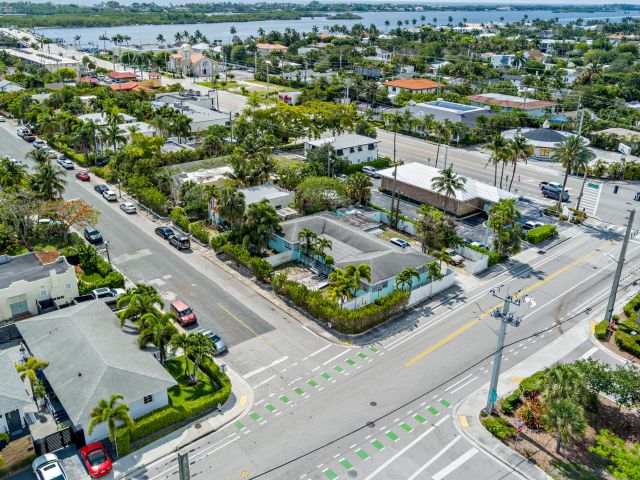 5-bedroom home for sale in West Palm Beach - 258 Conniston Road - MondialRealty